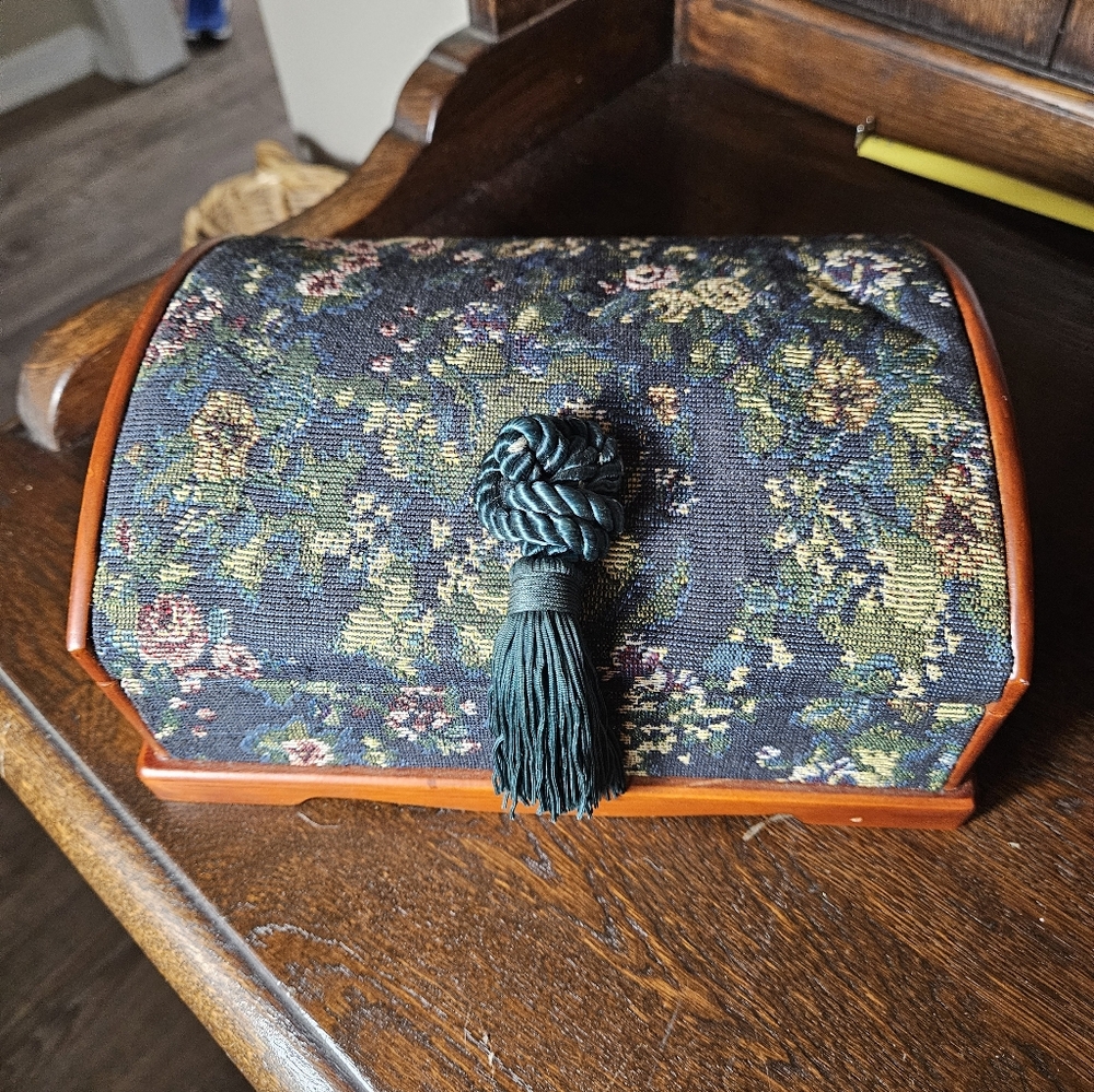 Beautiful Vintage Cross Stitch Floral Wood Tassel Jewlery Box. - Picture 3 of 14